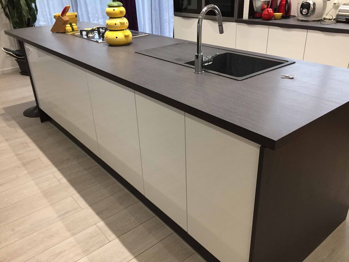 Cuisine avant-après sur mesure Petilla Blanc brillant