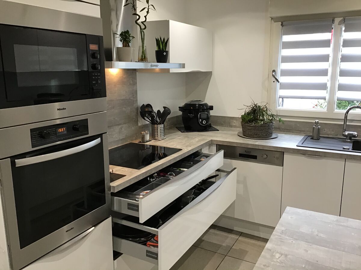 Cuisine avant-après sur mesure Petilla Blanc Brillant