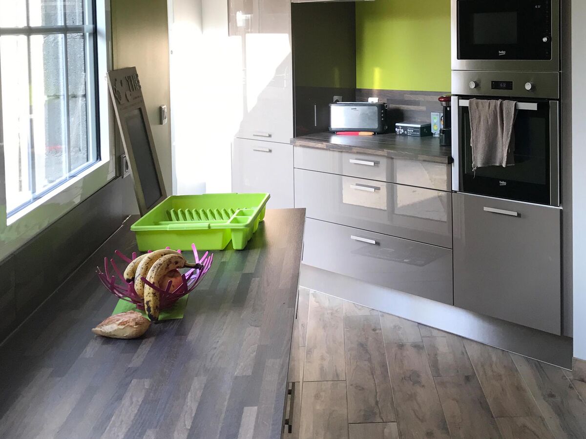 Cuisine avant-après sur mesure Petilla + Grège majestic brillant