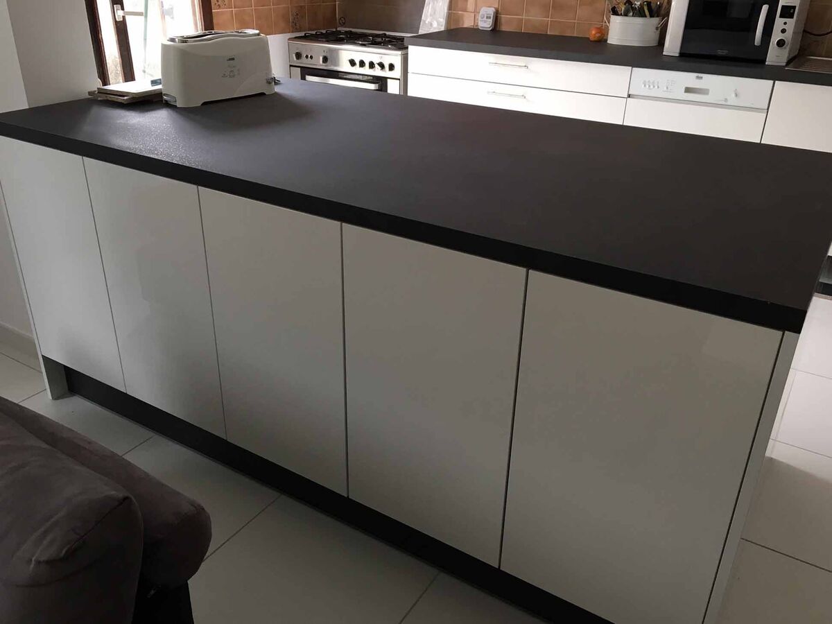 Cuisine avant-après sur mesure Petilla Blanc brillant