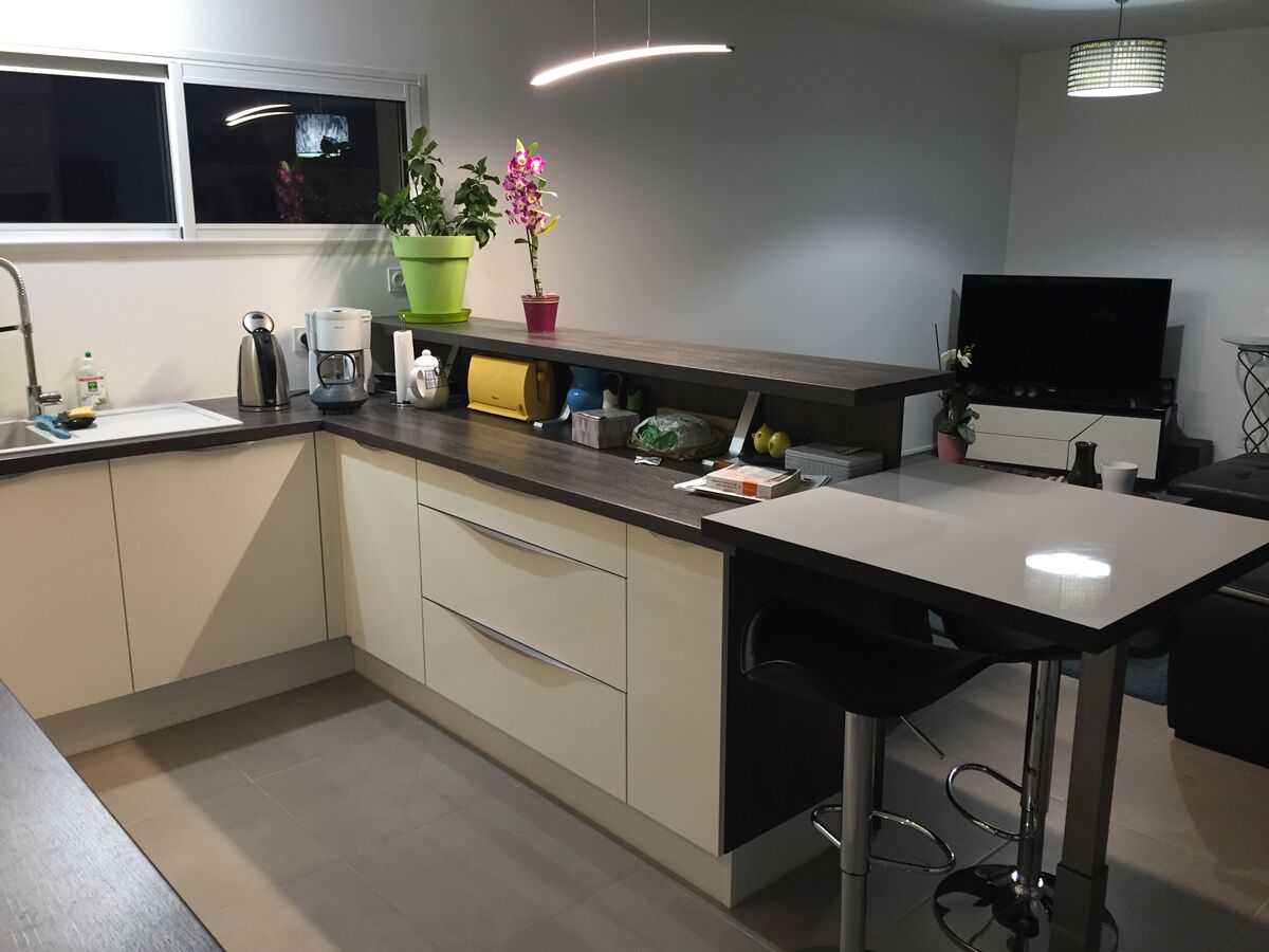 Cuisine avant-après sur mesure Trend + Soft oak et Petilla Blanc brillant