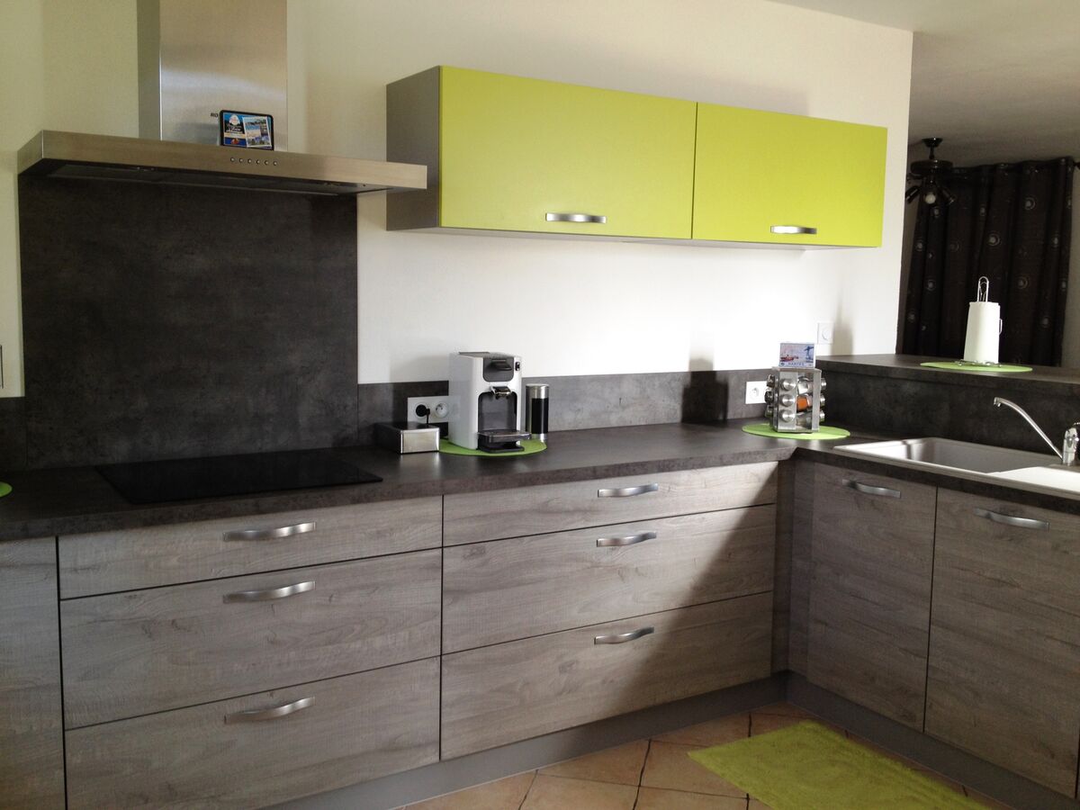 Cuisine équipée sur mesure Label Chêne Sable Synchrone et Color Laqué vert pomme