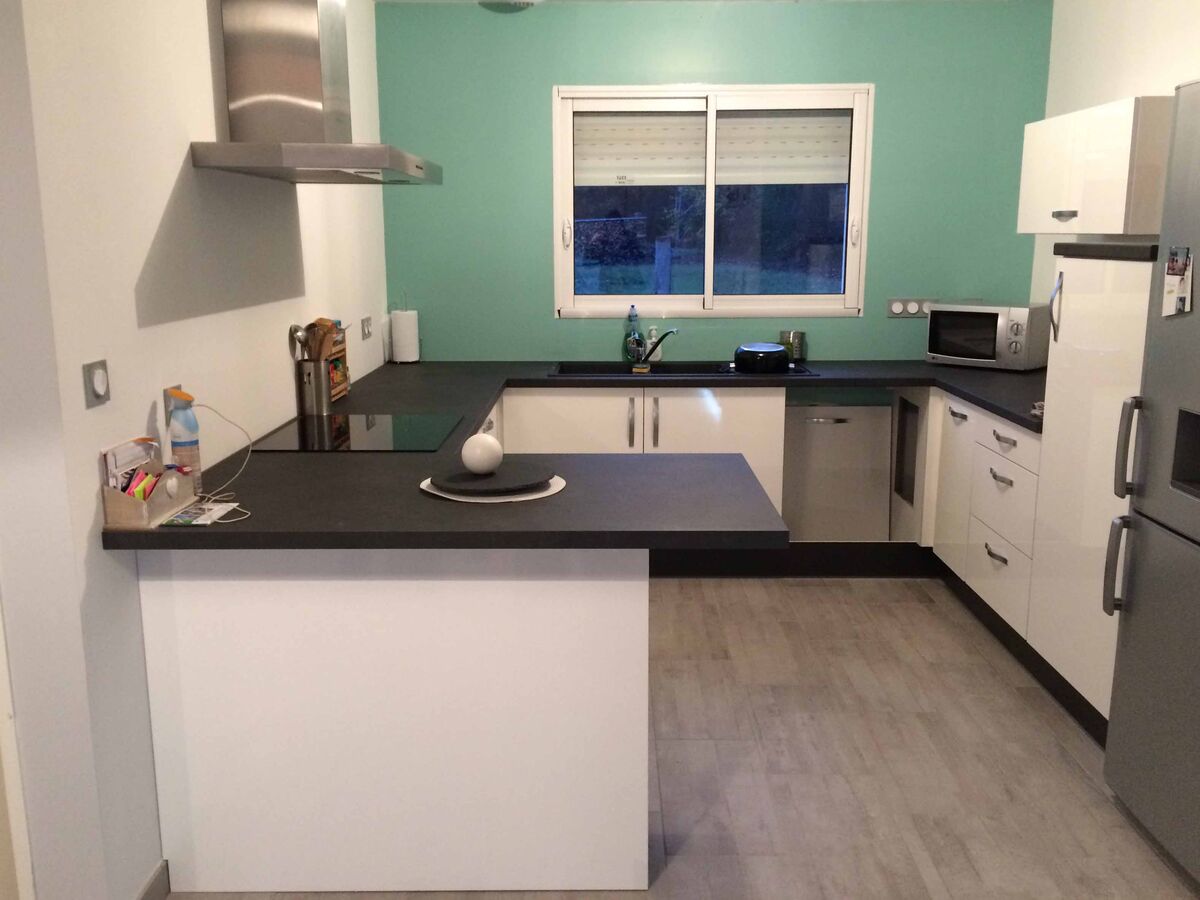 Cuisine avant-après sur mesure Petilla Blanc brillant