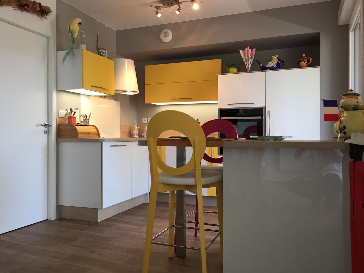 Rénovation cuisine équipée sur mesure Light Blanc Brillant et Color Laqué Jaune Incas