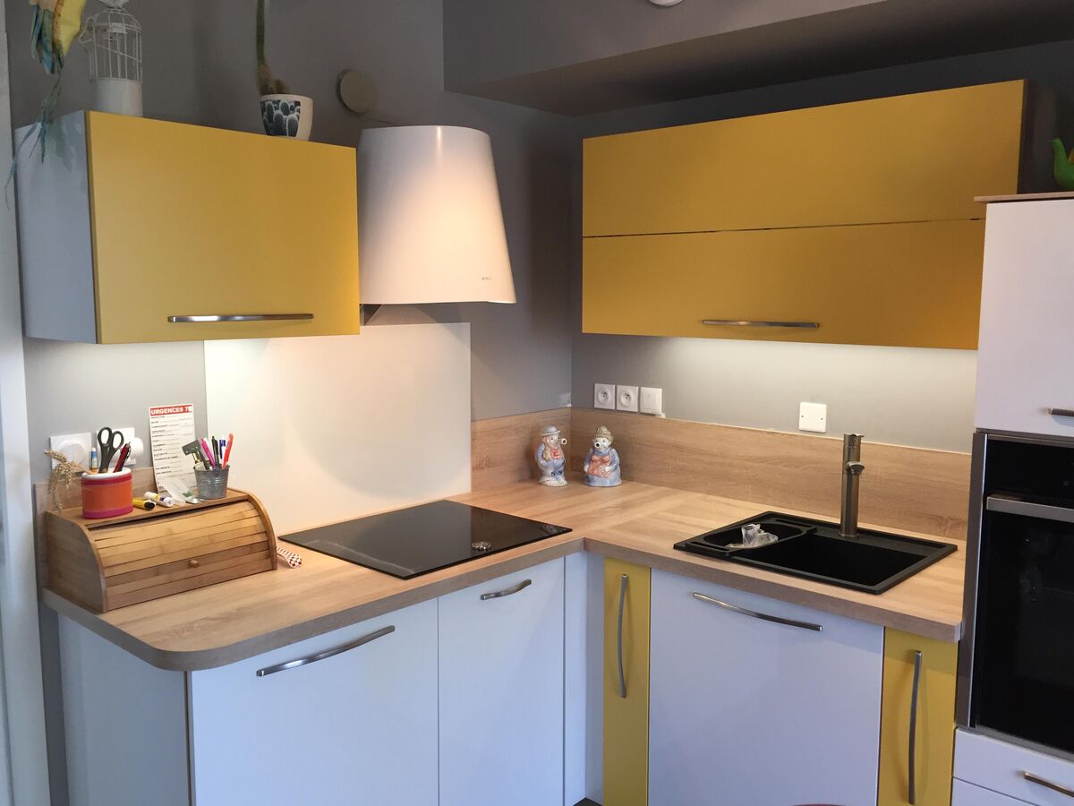 Cuisine avant-après sur mesure Light Blanc Brillant et Color Laqué Jaune Incas