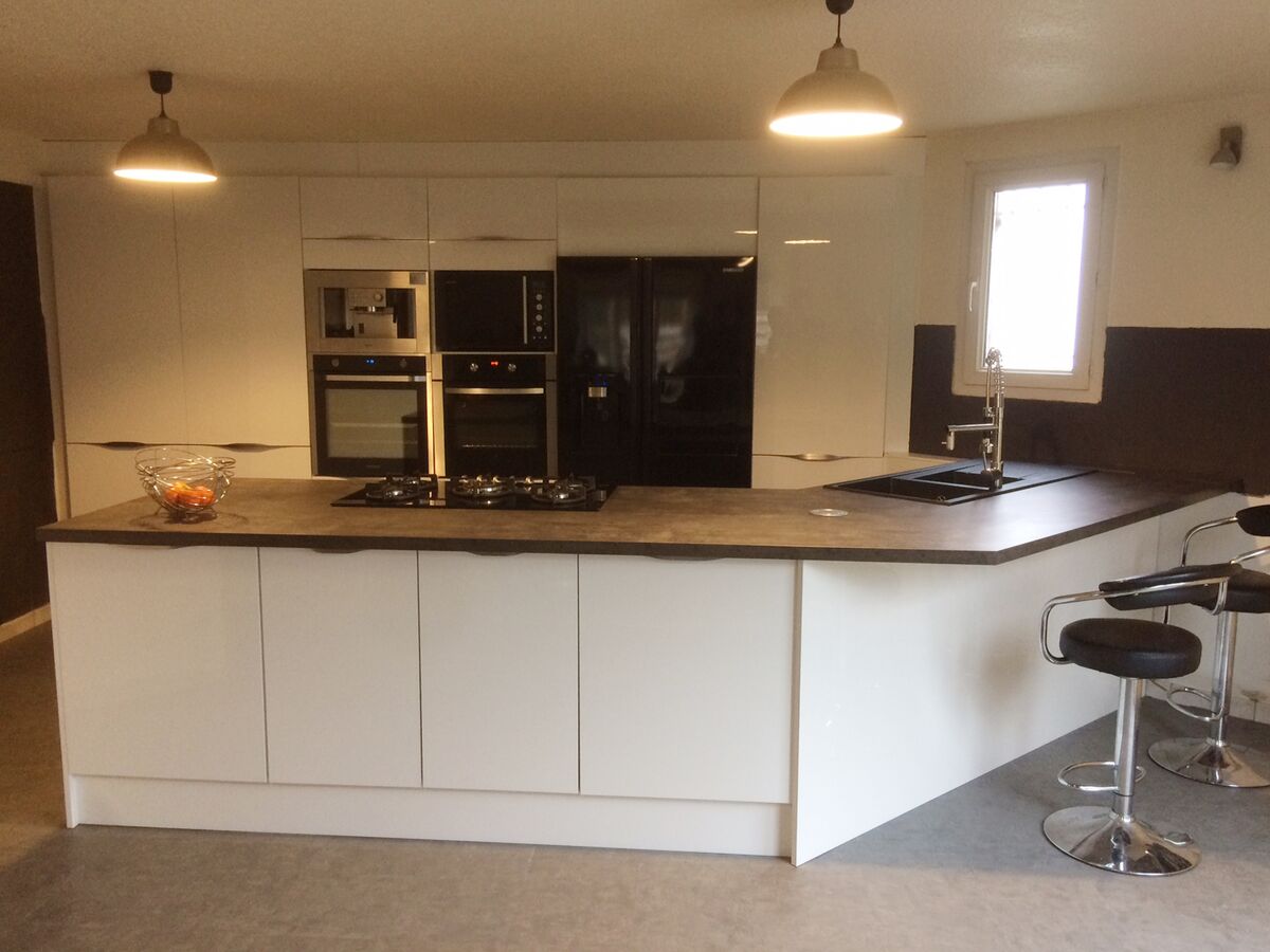 Rénovation cuisine équipée sur mesure Petilla Blanc Brillant