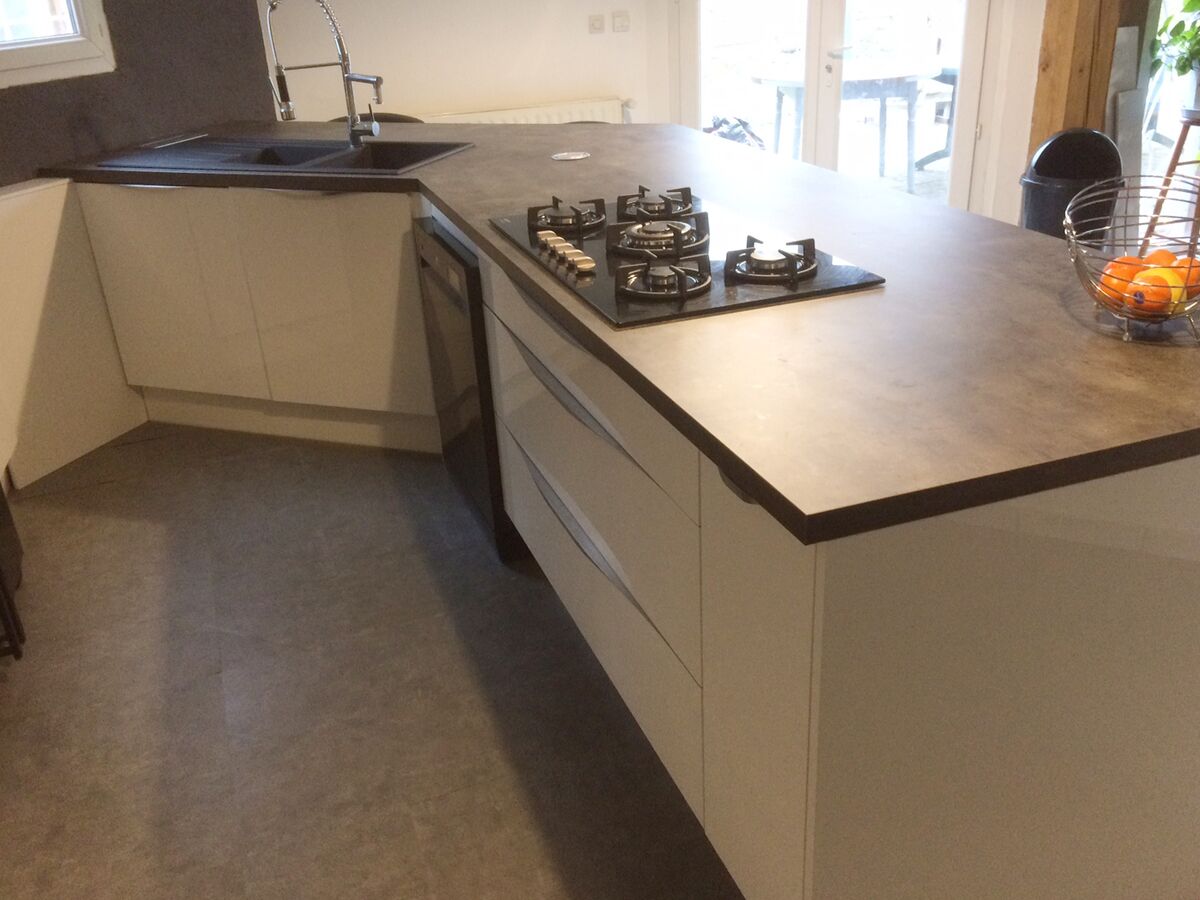 Cuisine avant-après sur mesure Petilla Blanc Brillant