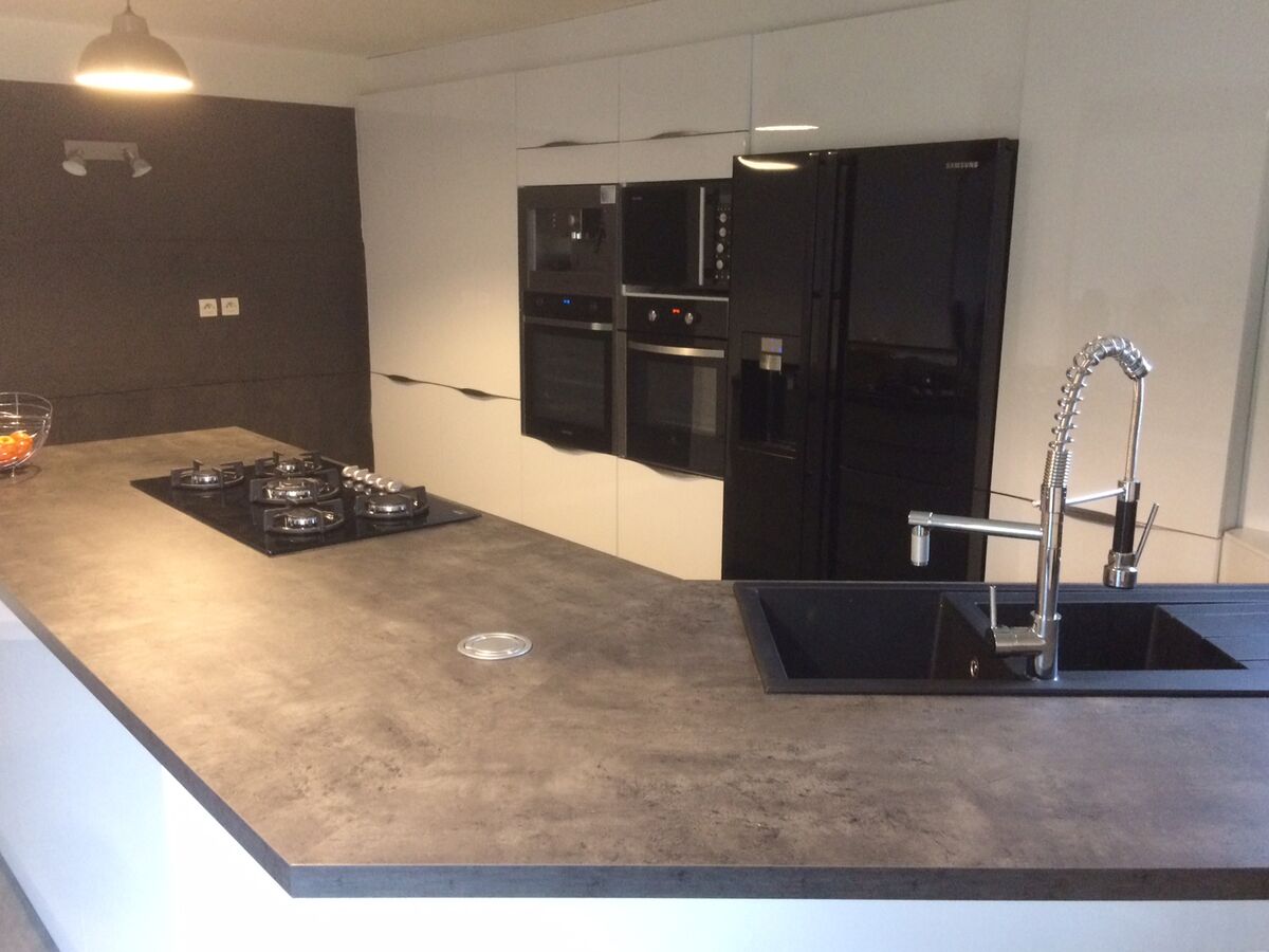 Cuisine avant-après sur mesure Petilla Blanc Brillant