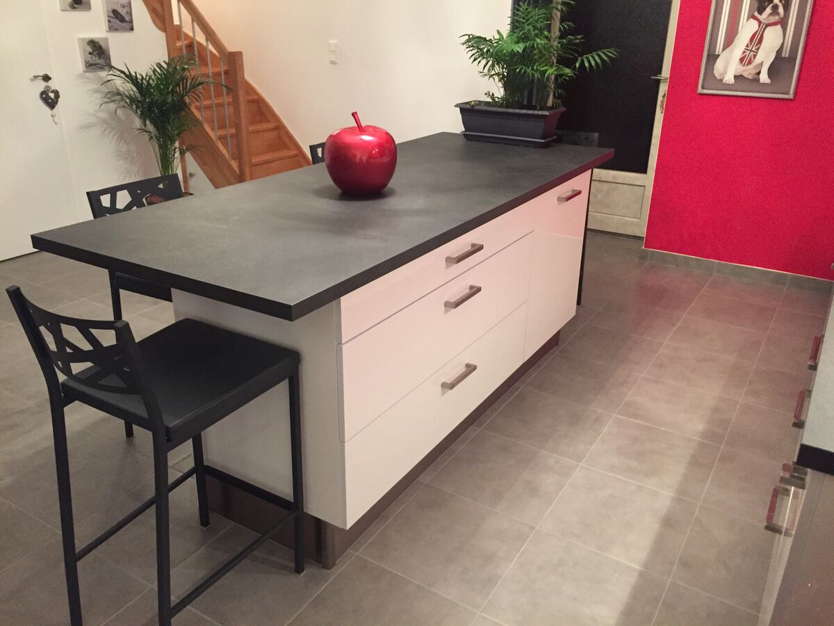 Cuisine avant-après sur mesure Petilla Blanc brillant