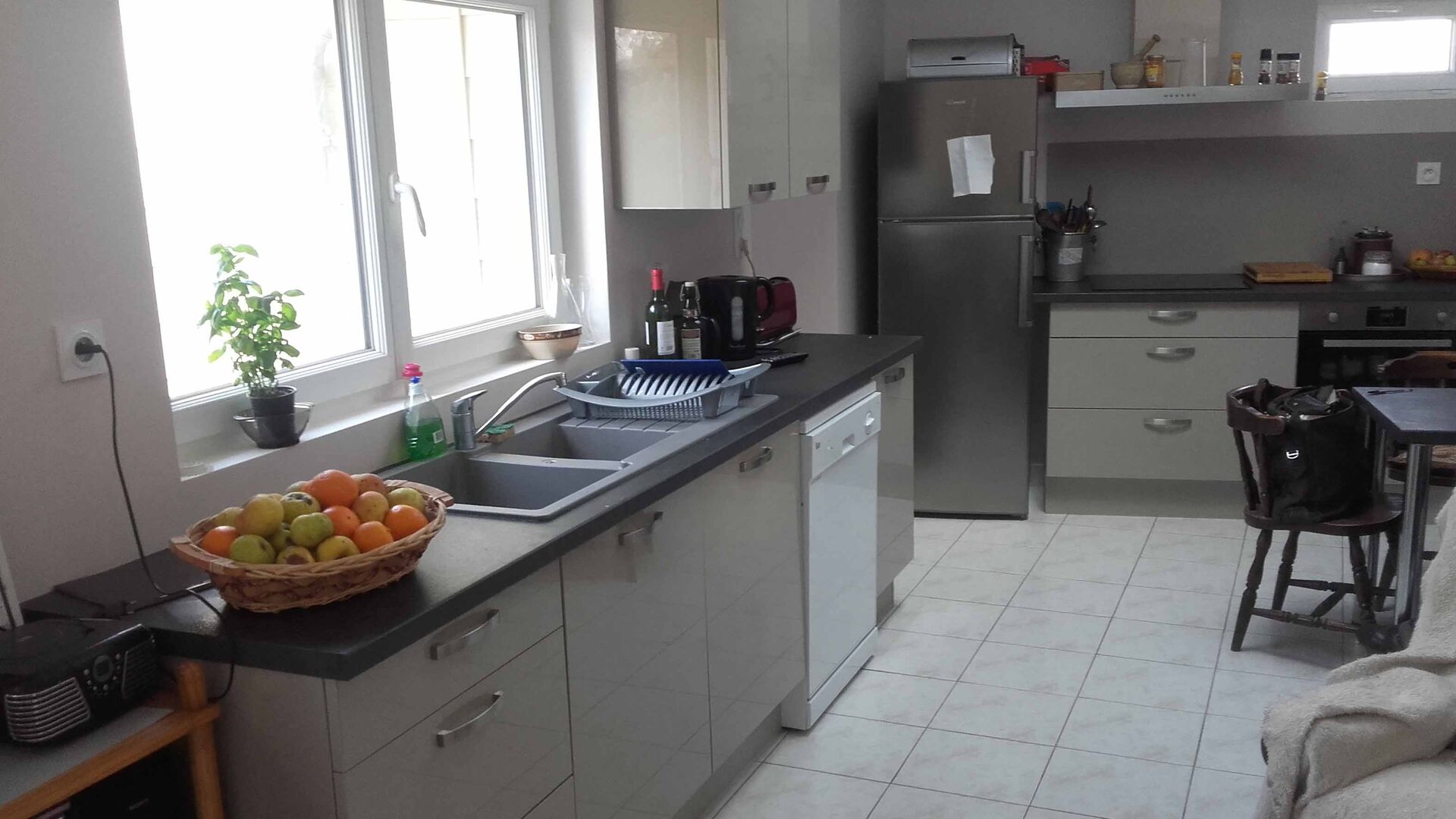 Cuisine équipée sur mesure Petilla + Grège majestic brillant