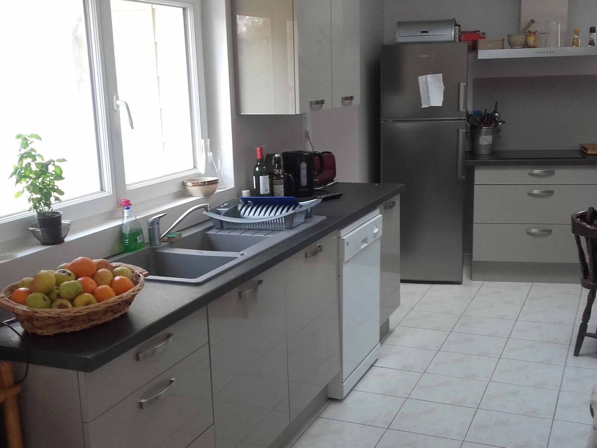 Cuisine équipée sur mesure Petilla + Grège majestic brillant