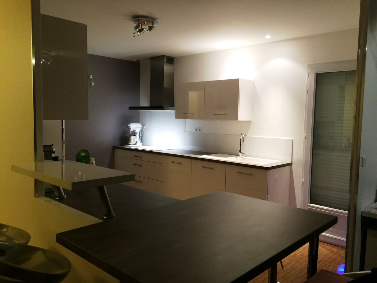 Cuisine avant-après sur mesure Petilla Blanc brillant