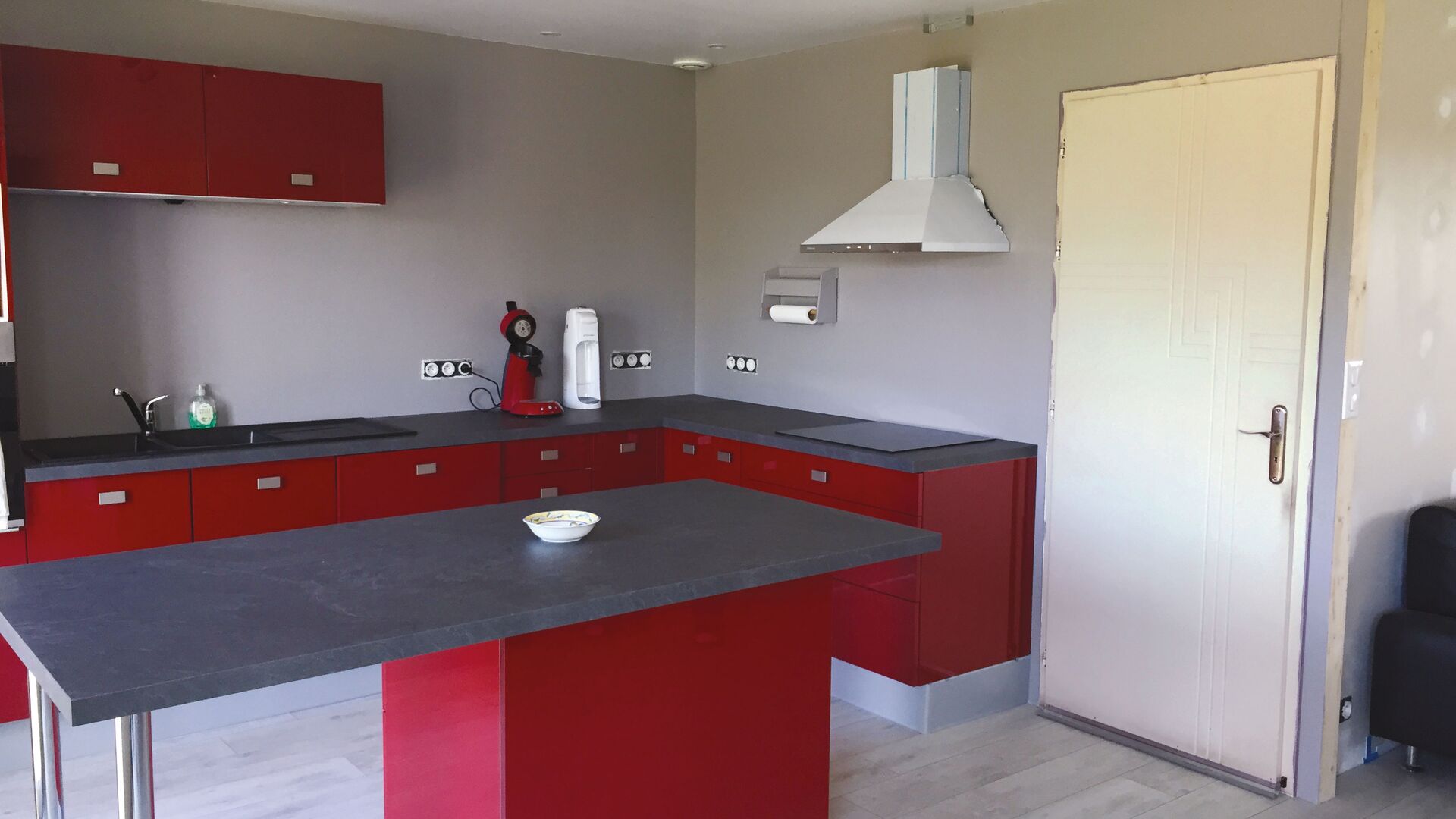 Cuisine équipée sur mesure Light + Rouge Majestic Brillant