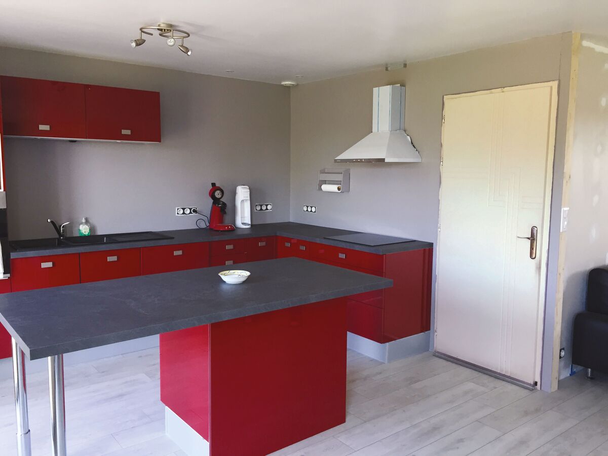 Cuisine équipée sur mesure Light + Rouge Majestic Brillant