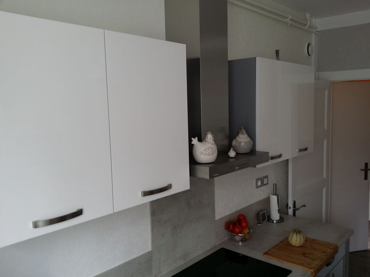 Cuisine avant-après sur mesure Petilla Blanc brillant