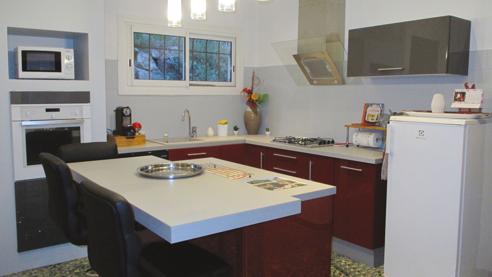 Cuisine équipée sur mesure Light + Rouge Majestic Brillant