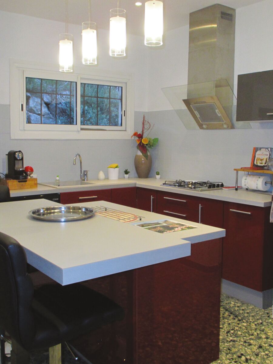 Cuisine équipée sur mesure Light + Rouge Majestic Brillant