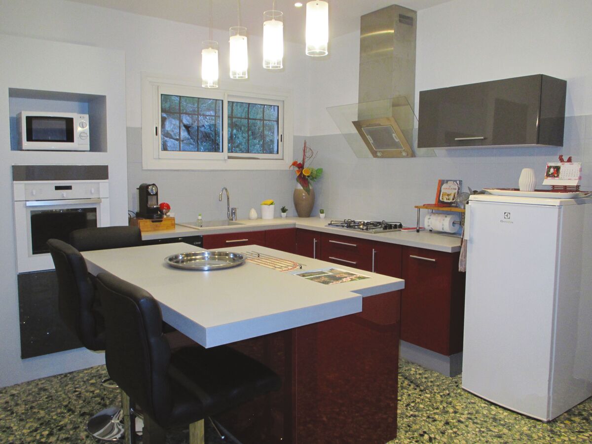 Cuisine équipée sur mesure Light + Rouge Majestic Brillant