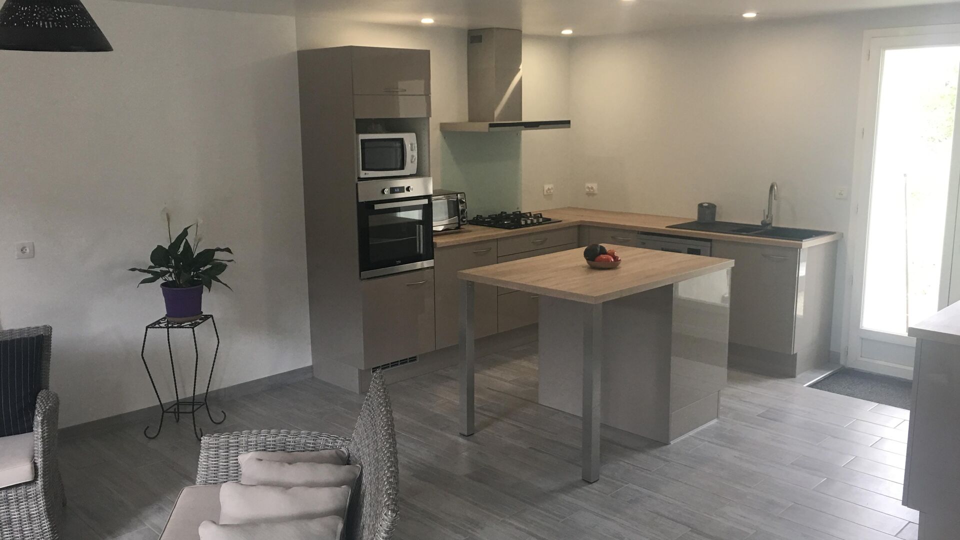 Cuisine équipée sur mesure Petilla Grège Majestic Brillant