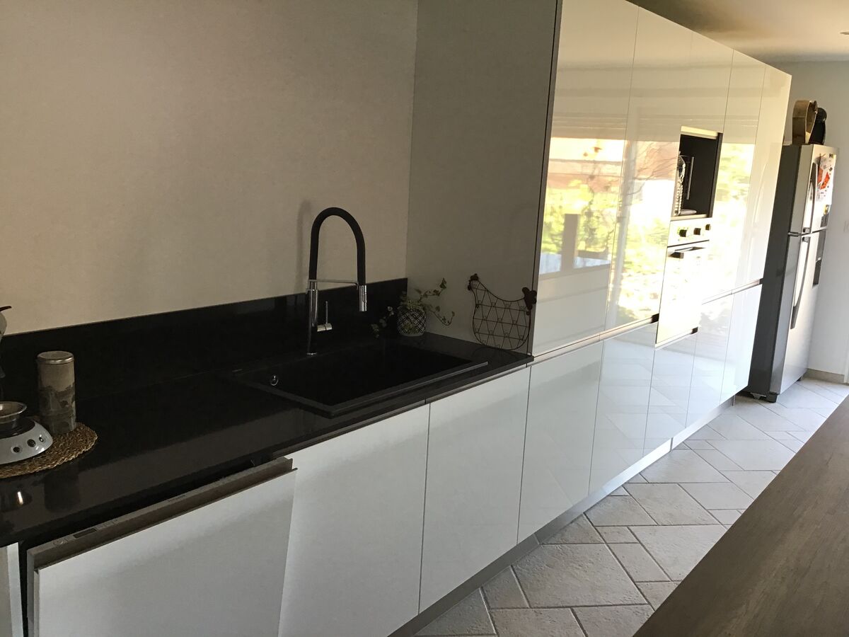 Cuisine avant-après sur mesure Light Jet Blanc Brillant