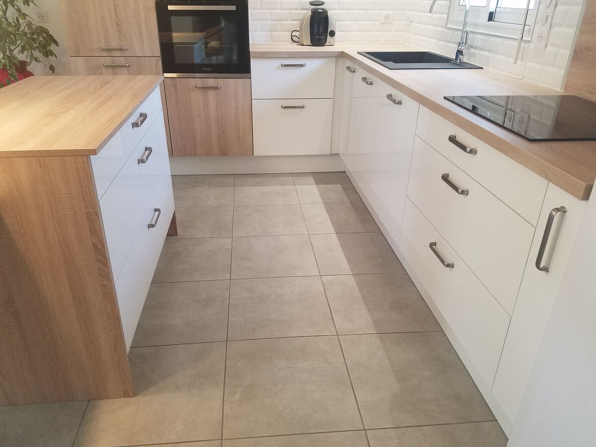 Rénovation cuisine équipée sur mesure Petilla Blanc Brillant et Vega Chêne Timber