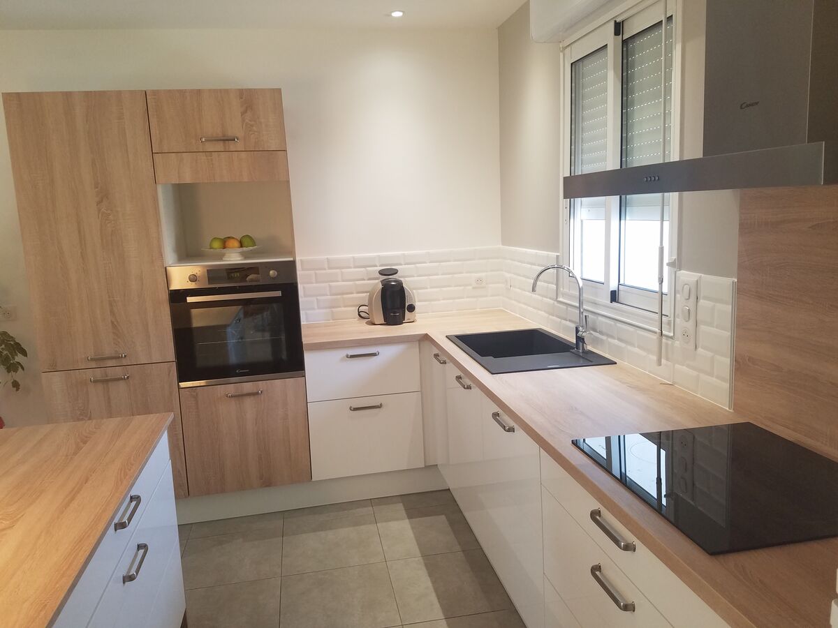 Cuisine avant-après sur mesure Petilla Blanc Brillant et Vega Chêne Timber