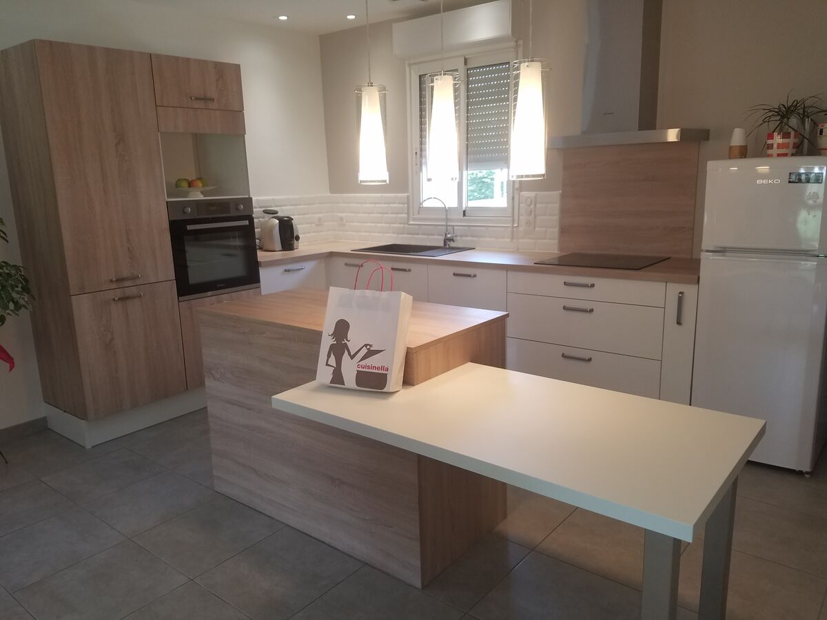 Cuisine avant-après sur mesure Petilla Blanc Brillant et Vega Chêne Timber