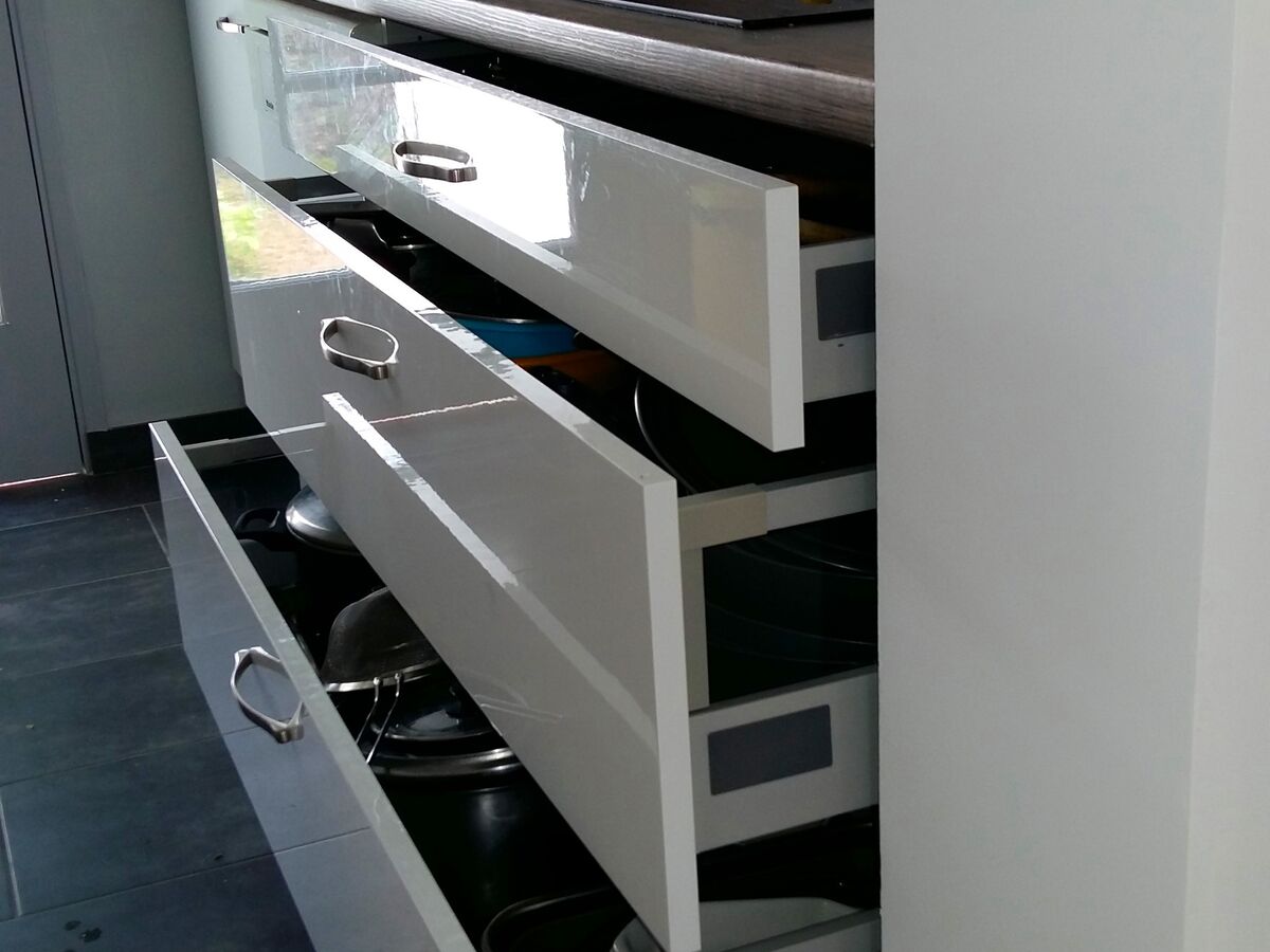 Cuisine avant-après sur mesure Petilla Blanc brillant