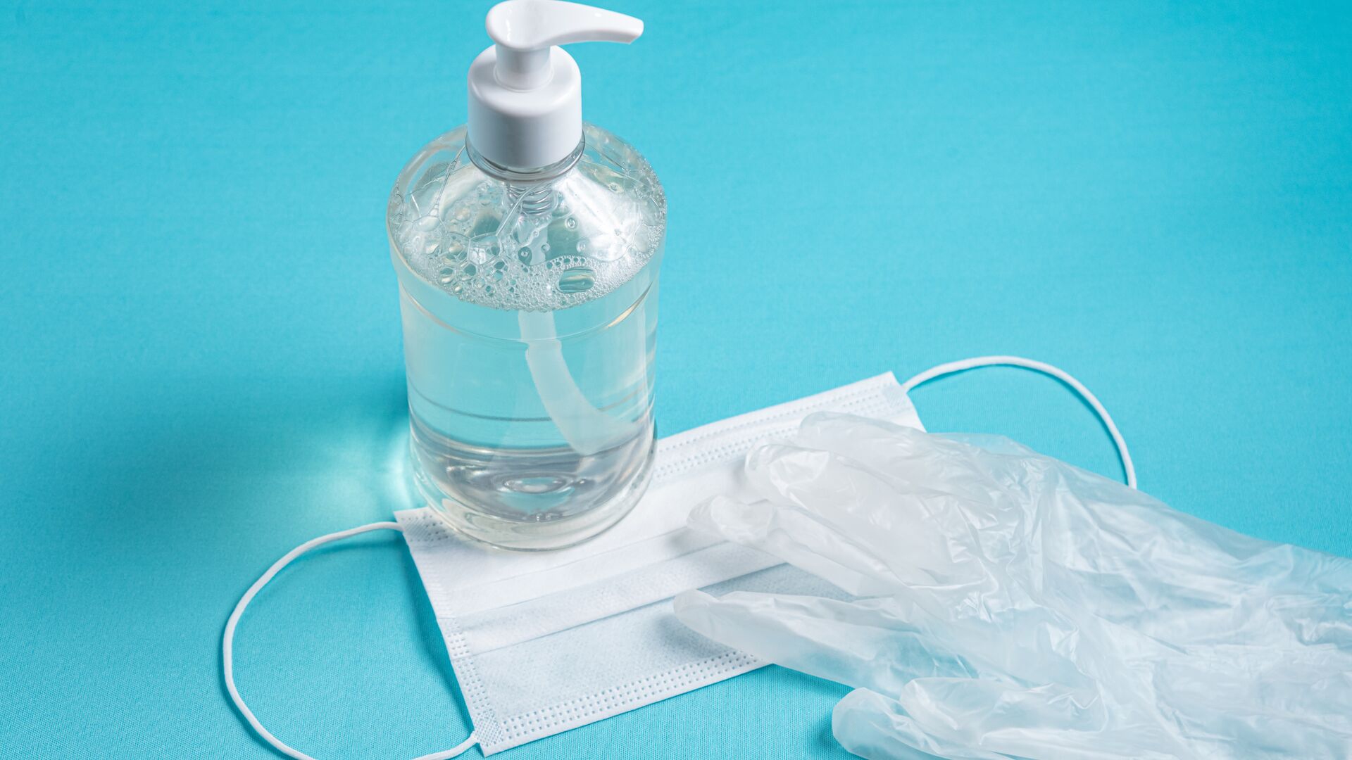 Gants, masque et gel hydroalcoolique