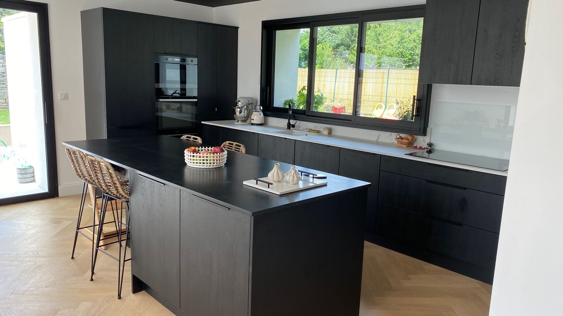 Full black ou tout en contrastes, la cuisine noire sait adopter plusieurs styles et ambiances en restant moderne pour s’intégrer dans tous les intérieurs. 