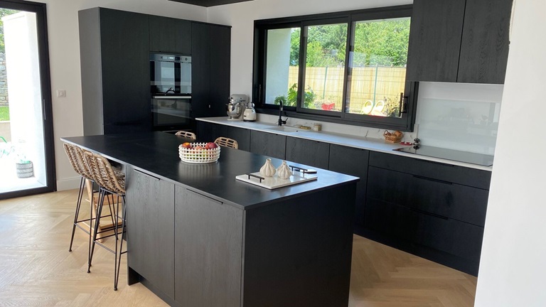 Full black ou tout en contrastes, la cuisine noire sait adopter plusieurs styles et ambiances en restant moderne pour s’intégrer dans tous les intérieurs. 