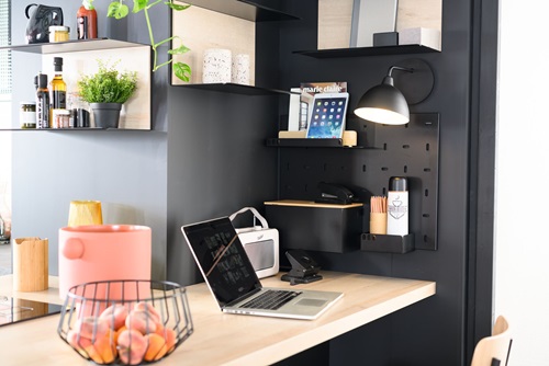 Aménager un bureau dans un placard : nos idées gain de place - Côté Maison