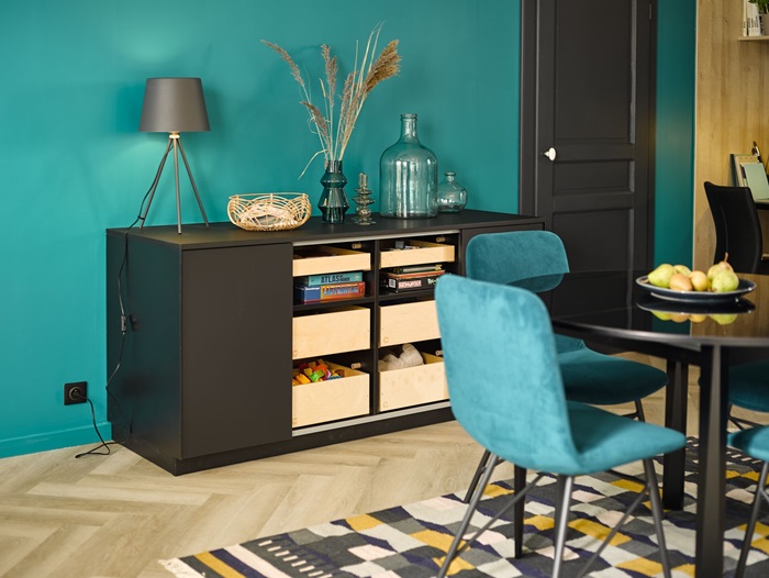 Salon avec chaises et murs turquoise