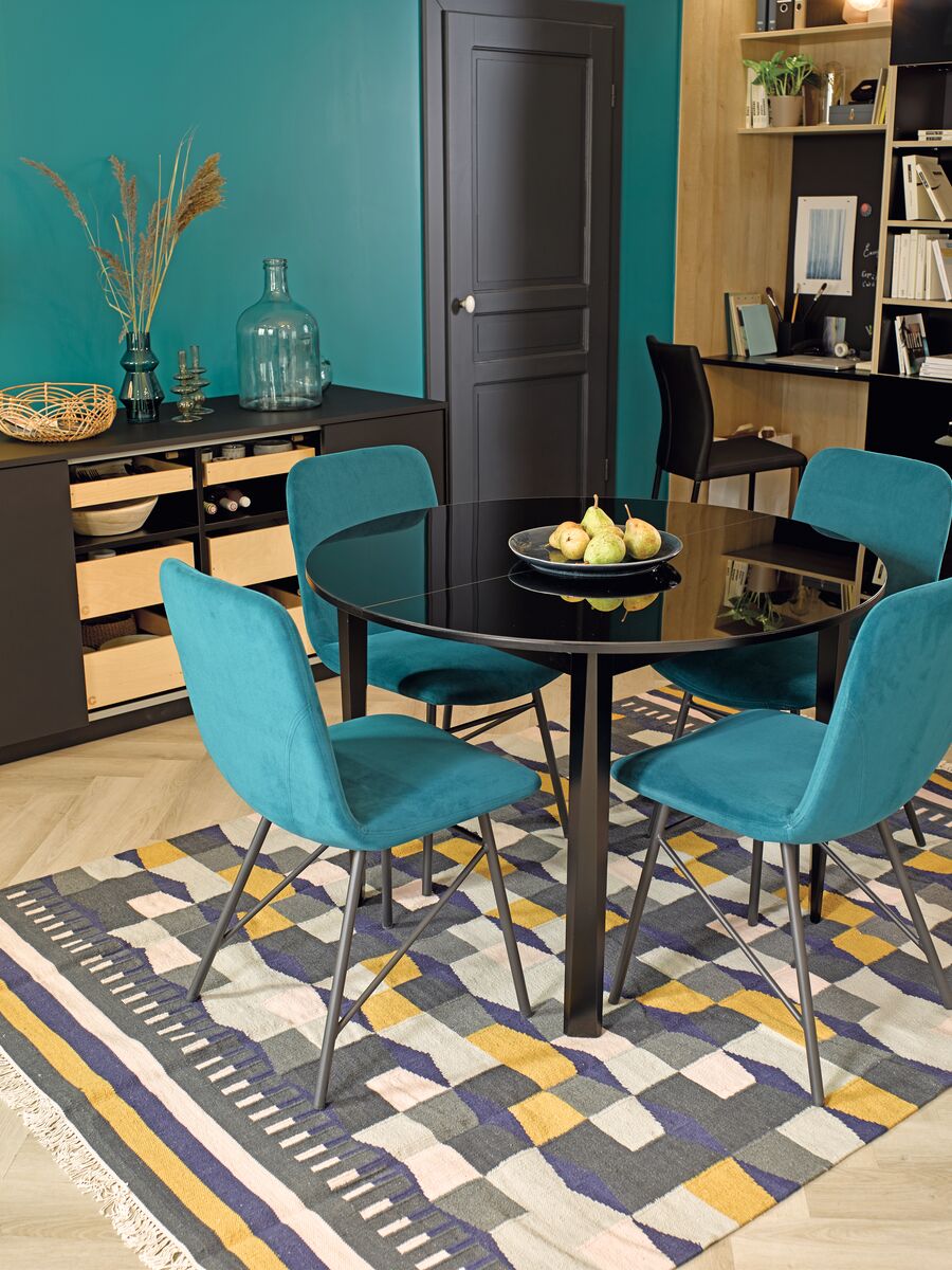 La couleur des chaises peut être choisie en fonction de nombreux critères. Tout dépend si vous souhaitez mettre l’accent sur le style, vous adapter au mobilier déjà présent ou créer l’étonnement !