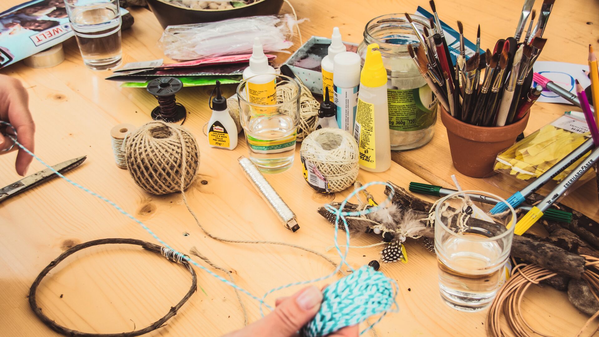 Réalisez vous-même les futurs cadeaux à la maîtresse, aux anniversaires ou d’autres occasions encore grâce à ces tutos DIY à faire avec les enfants ! 