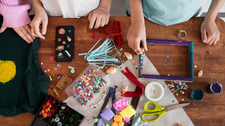 Découvrez nos idées de bricolages DIY pour la fête des Pères : des cadeaux simples et créatifs à la portée des petites mains pour faire plaisir à papa !