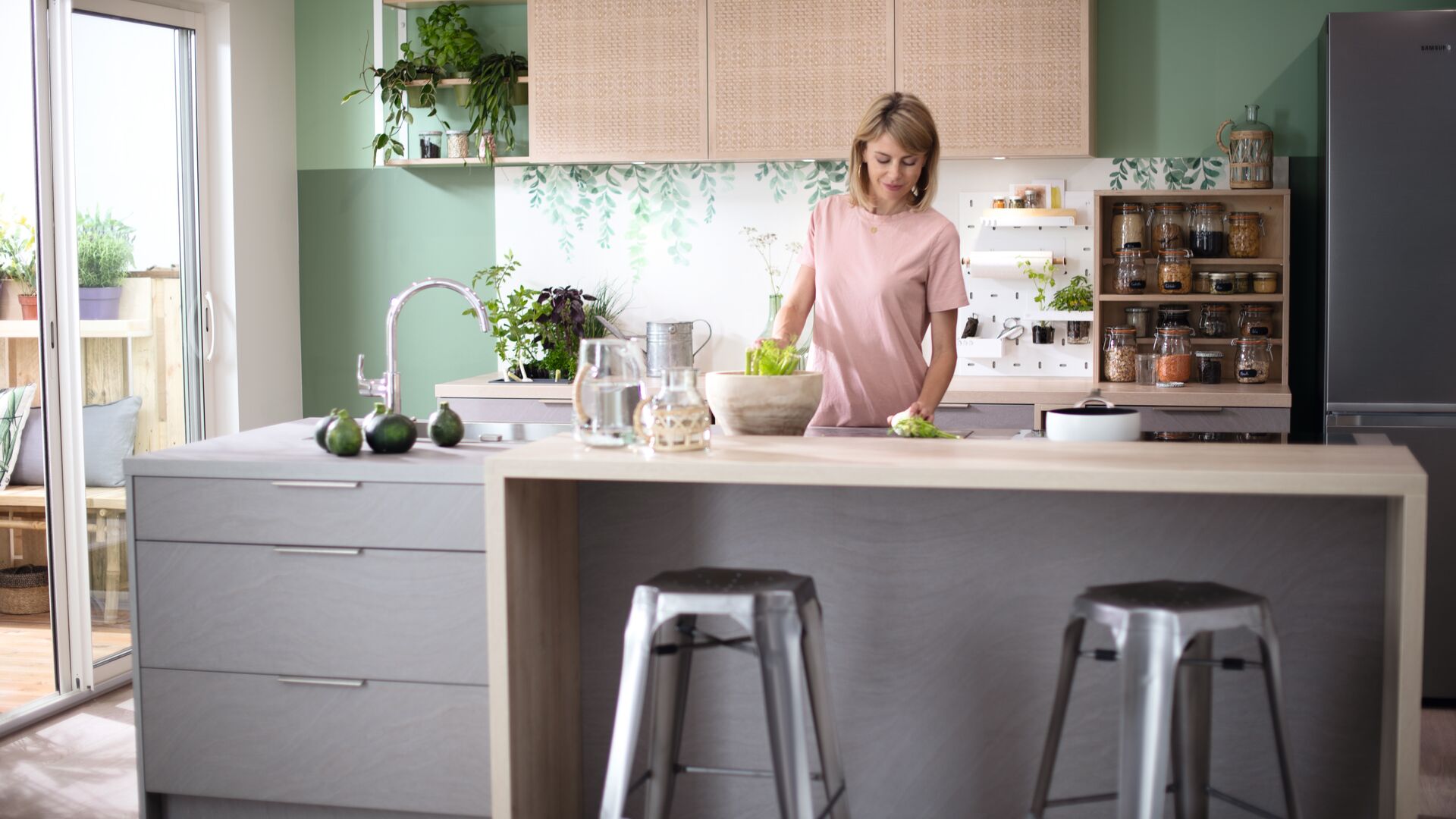 Envie d’adopter une jolie couleur green pour votre cuisine ? Découvrez nos conseils pour bien associer le vert de votre espace en fonction du style désiré.
