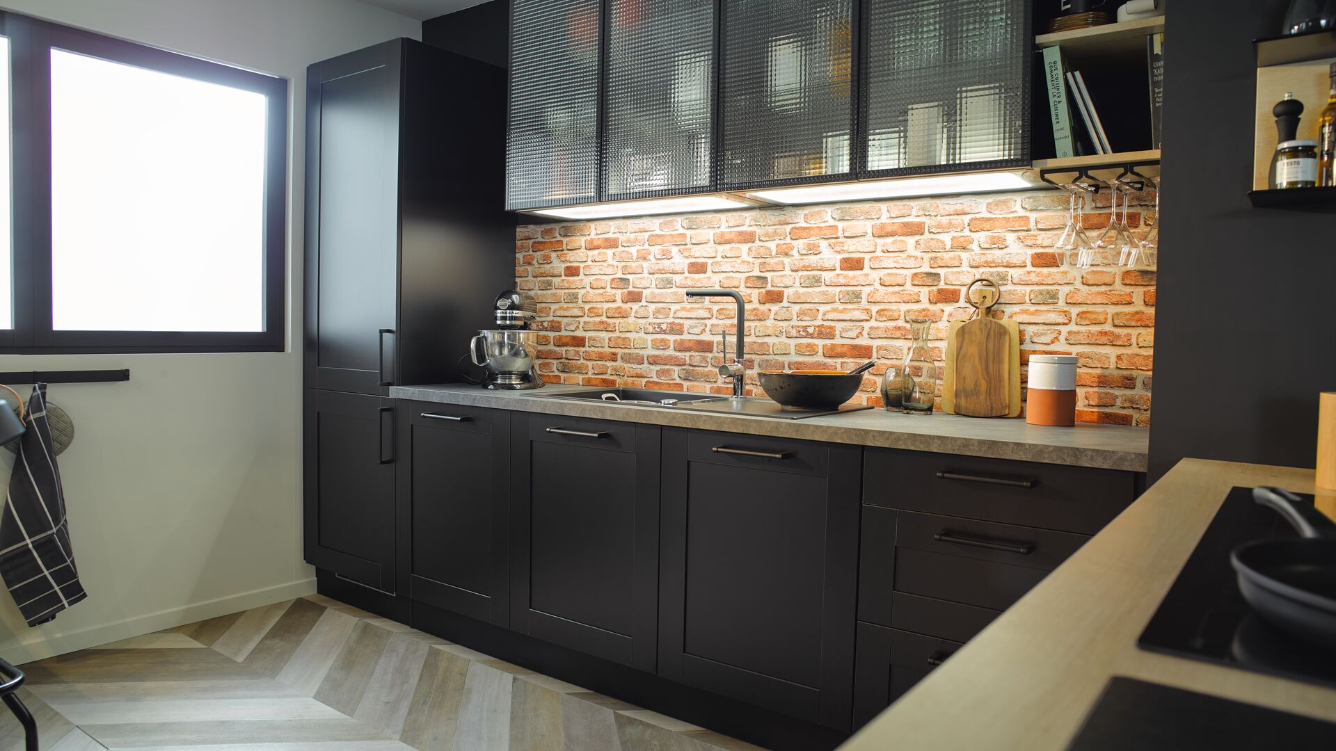 Pour aménager une cuisine, quid des meubles à porte battante ou coulissante ? Zoom sur leurs caractéristiques et nos conseils pour organiser cet espace.