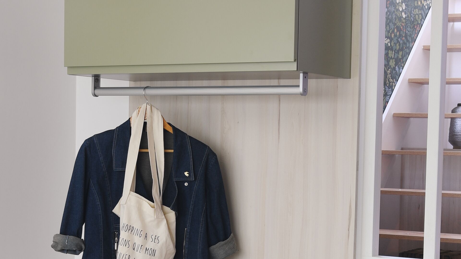 Sélectionnez les meubles, couleurs, éclairage et accessoires qui permettent d’optimiser l’espace de l’entrée grâce à ces 10 erreurs d’aménagement ! 