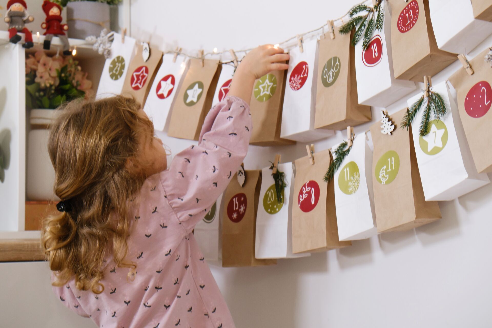 Bricolage Noël : Fabriquer un calendrier de l'Avent récup en pots