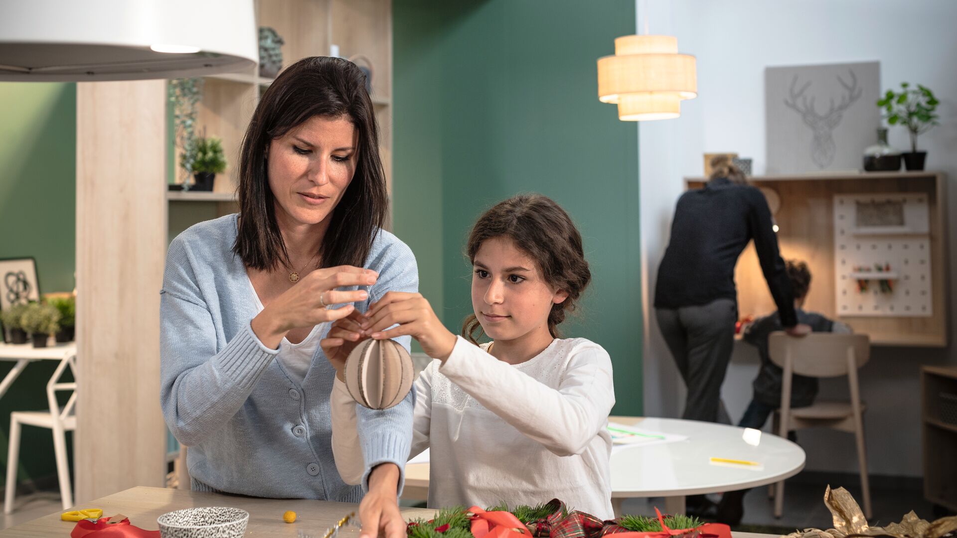 Ces idées de déco ont été sélectionnées pour leur facilité de réalisation et l’utilisation d’objets de récupération. Lancez-vous dans l’esprit de Noël !