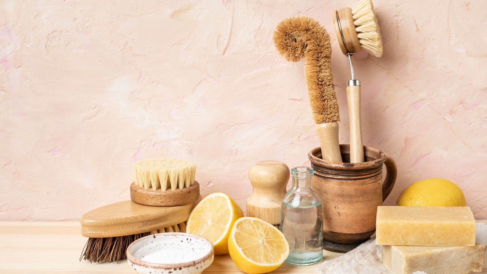 C'est l'heure du grand ménage de printemps ! Retrouvez toutes nos recettes DIY pour un ménage zéro déchet afin de tout récurer sans produits chimiques.