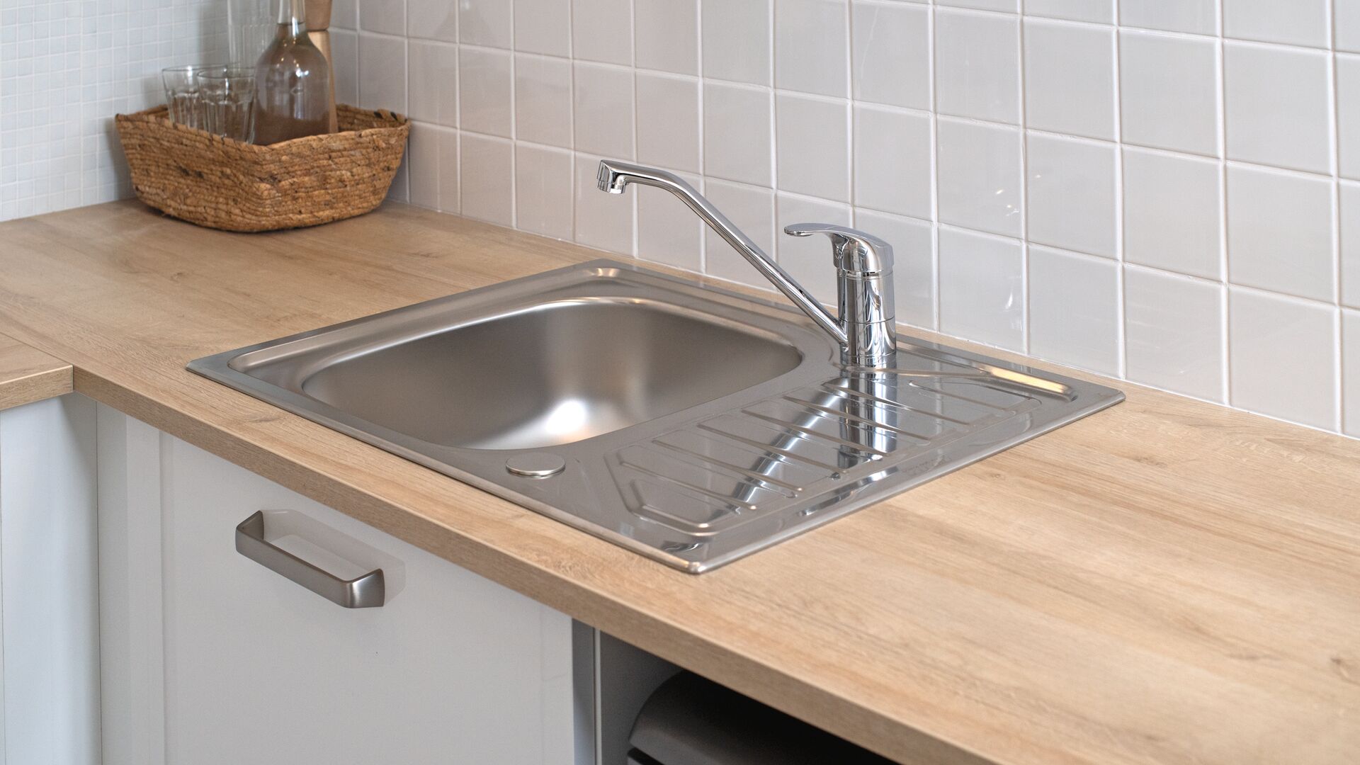 Changer un robinet de cuisine est une opération accessible à tous, pour peu qu’on en connaisse les étapes et qu’on ait un robinet adapté à son évier.