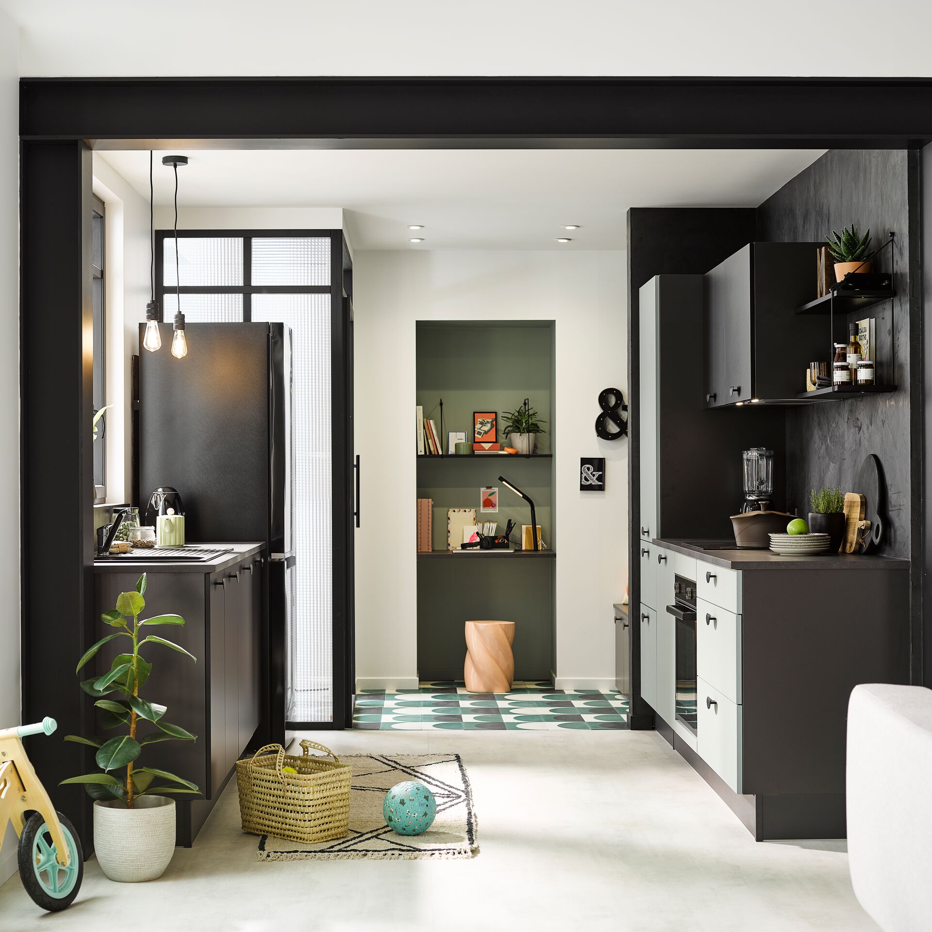 Cuisine équipée en couloir