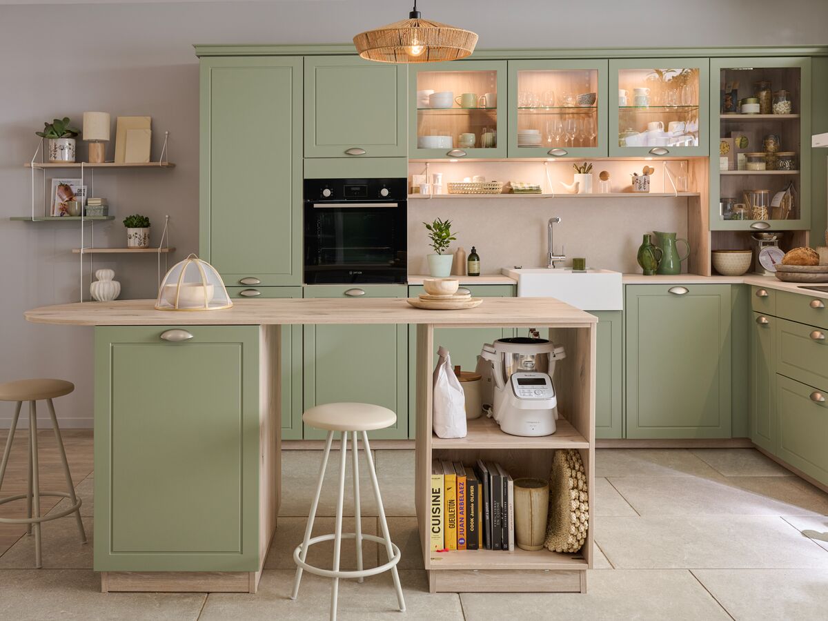 Cuisinella Horizon – Moderne Inselküche Sandgrau – Burgunderrot und Schiefergrau