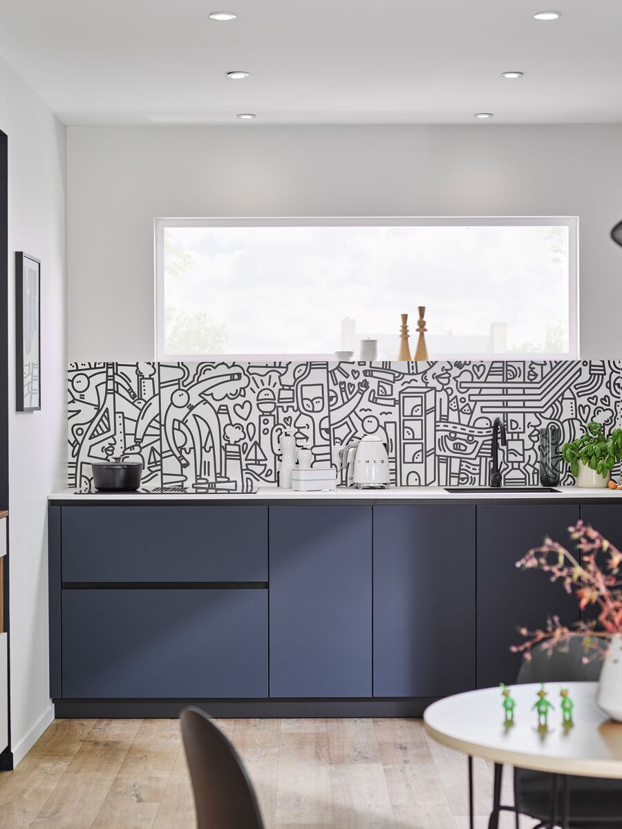 Découvrez les collaborations artistiques exclusives PIMP de Cuisinella. Des motifs uniques créés par des artistes pour personnaliser votre cuisine avec style. 