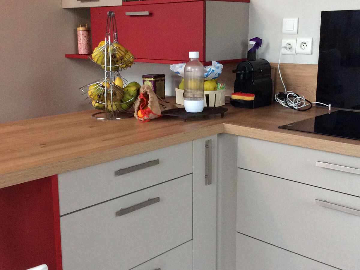 Rénovation cuisine équipée sur mesure Vega Prem's Gris minéral et Trend Cranberry