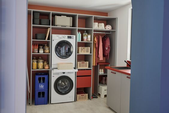 Découvrez comment aménager une buanderie pratique et optimisée : superposition des appareils, rangements astucieux, plan de travail et penderie. Nos conseils pour un espace fonctionnel !
