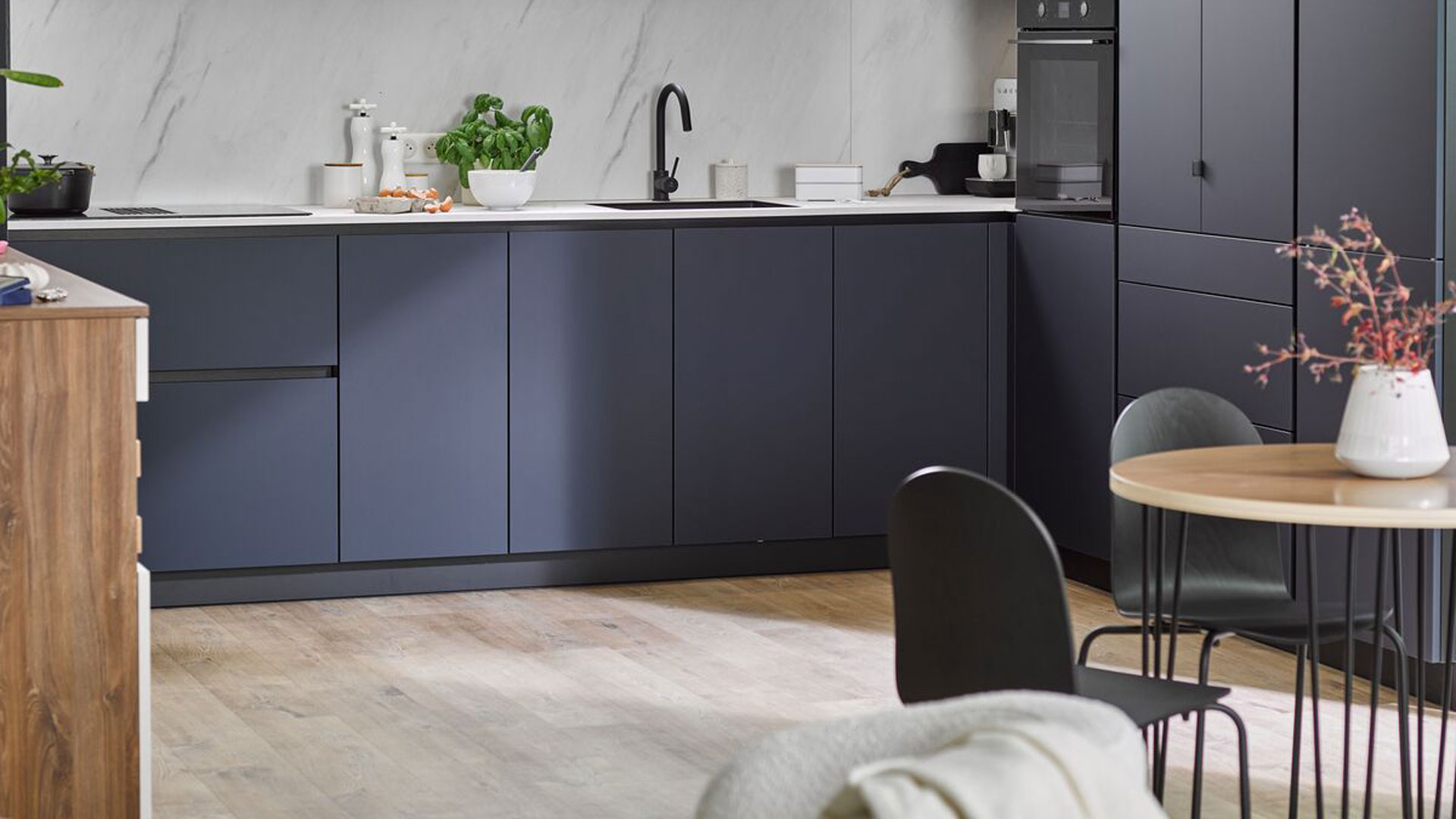 Découvrez comment créer une cuisine minimaliste alliant design épuré et fonctionnalité. Nos conseils experts pour un aménagement zen, des rangements optimisés et une organisation durable.