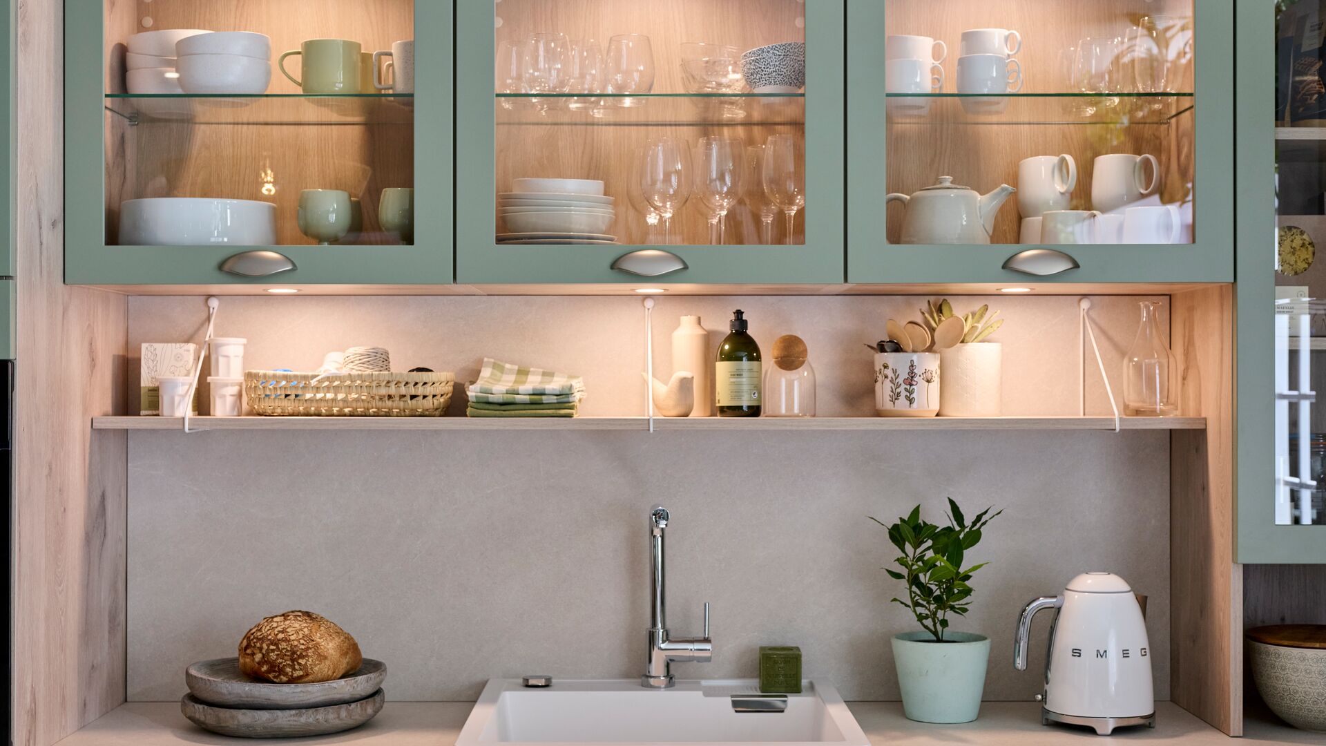 Découvrez toutes nos solutions pour ranger vos assiettes : rangements verticaux, meubles vitrés et aménagements gain de place. Conseils et astuces pour une cuisine bien organisée.